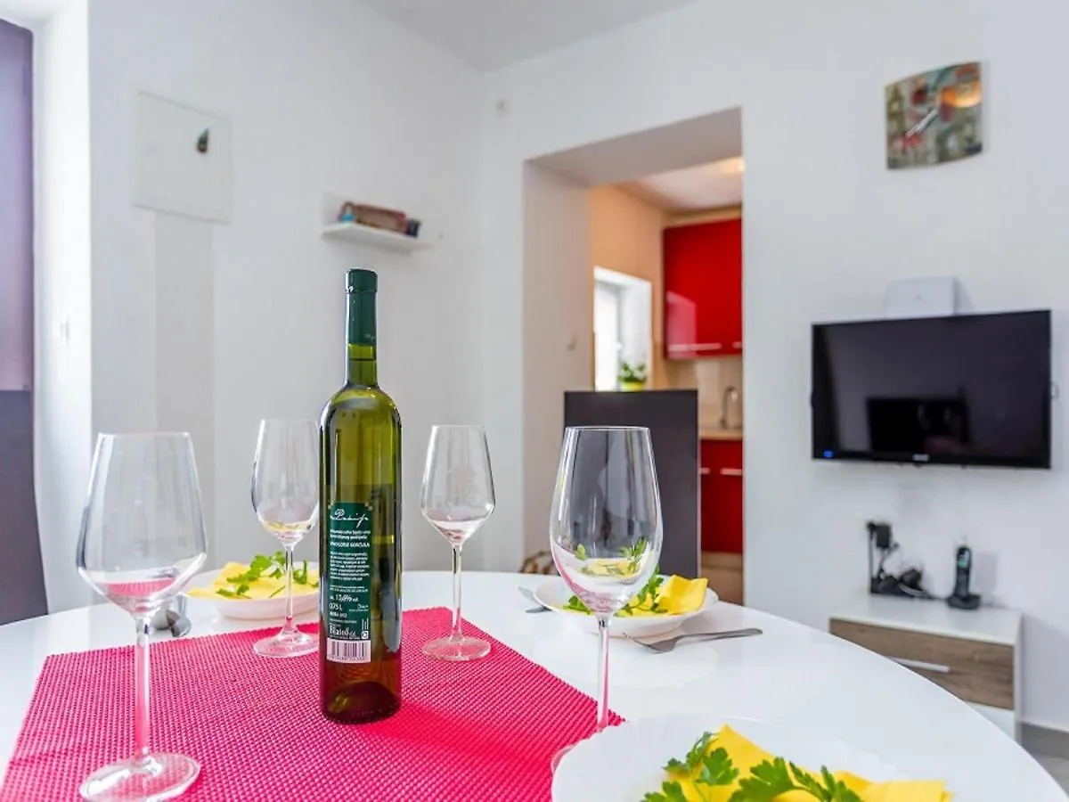 Apartment In The House With Pool, Ground Floor Draga Bascanska